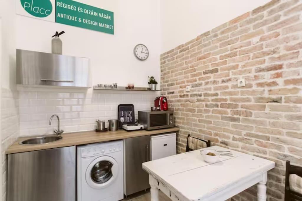Central Apartment Kiraly Street Boedapest Buitenkant foto